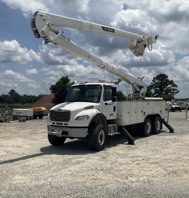2016 Freightliner M2-106 HiRanger 6TC-65 Bucket Truck - Photo 2
