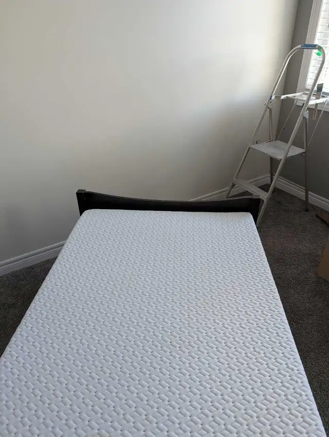Twin mattress and frame - Photo 3