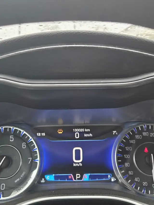 2015 Chrysler 200C Premium – Low KM (130k) – New MVI - Photo 2