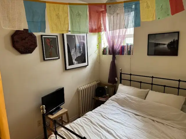 Small Cozy Single Occupancy 1 bedroom apartment steps to subway - Photo 2