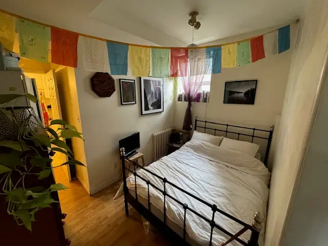 Small Cozy Single Occupancy 1 bedroom apartment steps to subway - Photo 3