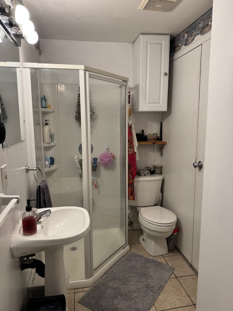Small Cozy Single Occupancy 1 bedroom apartment steps to subway - Photo 4
