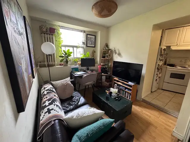 Small Cozy Single Occupancy 1 bedroom apartment steps to subway - Photo 6