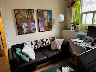 Small Cozy Single Occupancy 1 bedroom apartment steps to subway - Photo 8