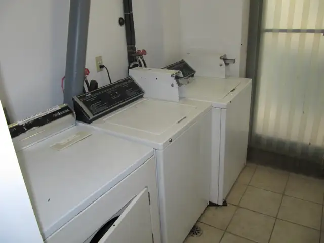 Small Cozy Single Occupancy 1 bedroom apartment steps to subway - Photo 11