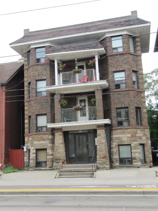 Small Cozy Single Occupancy 1 bedroom apartment steps to subway - Photo 16