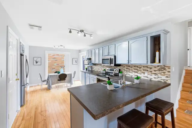 NEW LISTING⭐$799,000⭐ Fabulous 4 bedroom, 2 bathroom Home - Photo 3