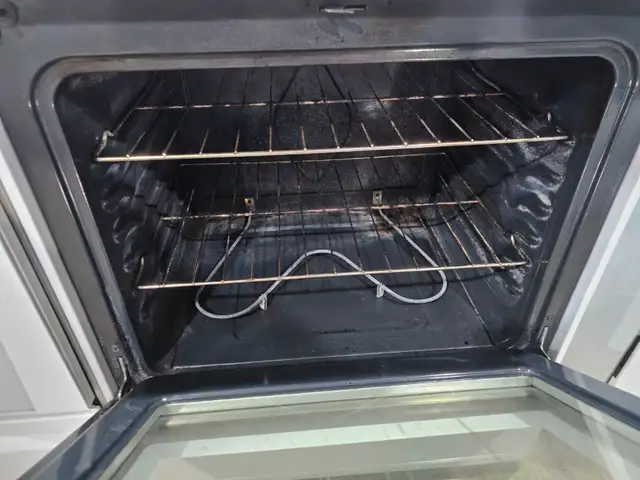 Frigidaire 30' White Freestanding Electric Ceramic Top Stove - Photo 3
