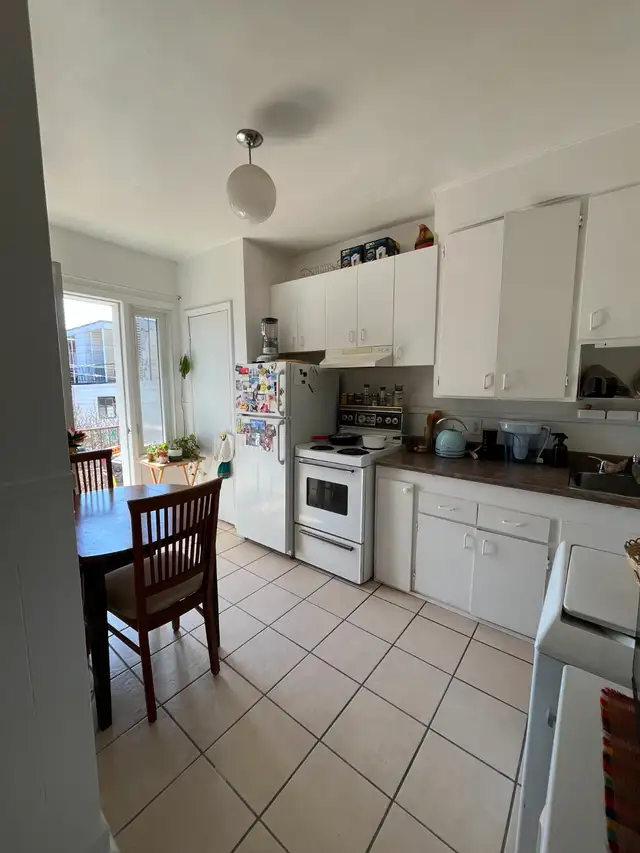 3 1/2  OUVERT - À LOUER 895 $ NON CHAUFFÉ Semi-meublé - Photo 4