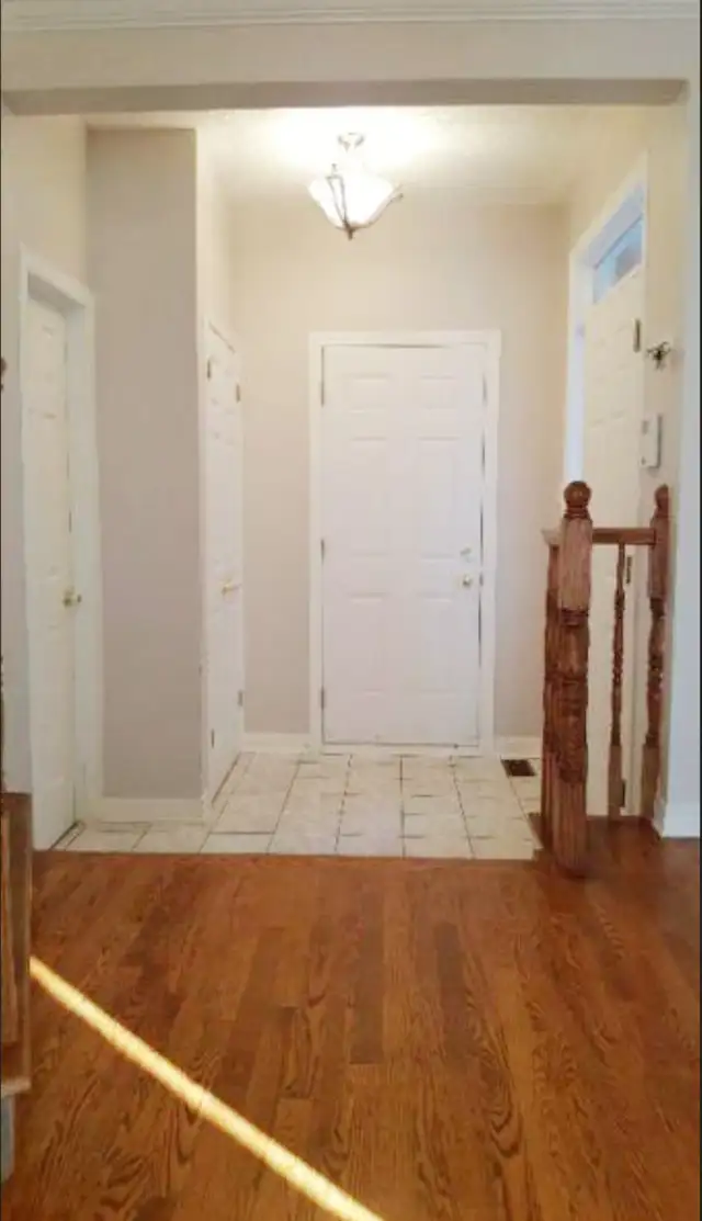 Beautiful 3 Bedroom End Unit Townhouse Silver City Location - Photo 3