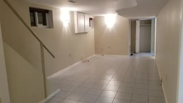 Bright 1 Bedroom Basement Apartment - Walk to Subway - Photo 2