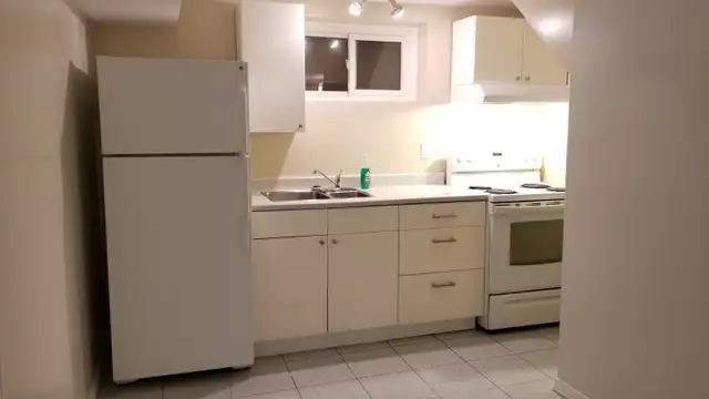 Bright 1 Bedroom Basement Apartment - Walk to Subway - Photo 4