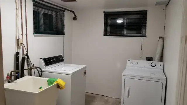 Bright 1 Bedroom Basement Apartment - Walk to Subway - Photo 9