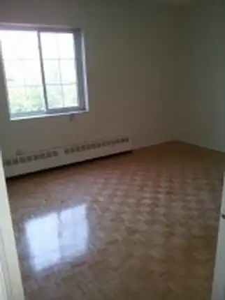 BEAUTIFUL RENOV. 2 BDR APT. - HEAT INCL. -  IMMED. OR JUNE 1 - Photo 2