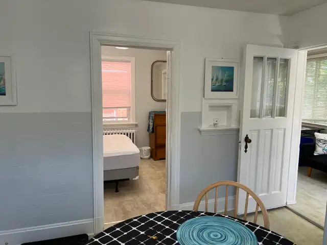 Bright, Clean, Stylish Fully Furnished Bachor Aot with Sunporch - Photo 2