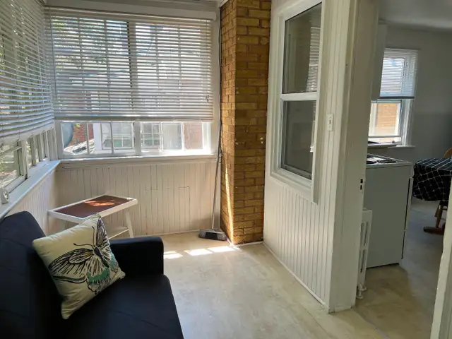 Bright, Clean, Stylish Fully Furnished Bachor Aot with Sunporch - Photo 7