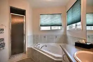 Master Bedroom With Walk In Closet For Rent In Mississauga. - Photo 5