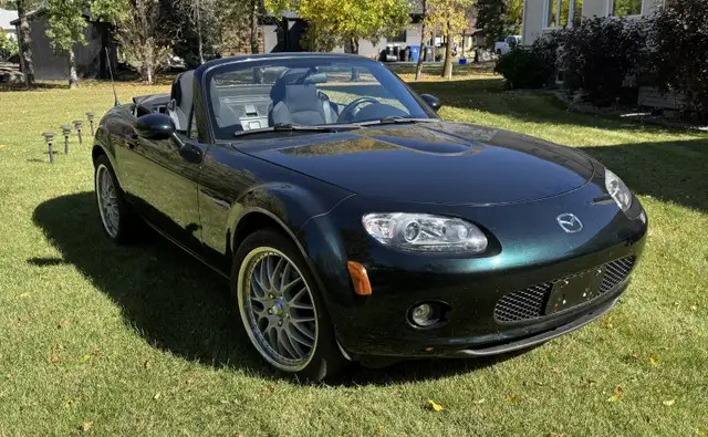 2008 Mazda MX-5 Miata Roadster in Highland Green - Photo 2