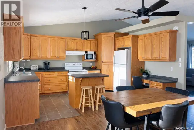 SHELLBROOK: 4 bed, 2.5 bath, double heated garage - Photo 2