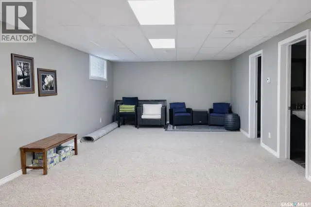 SHELLBROOK: 4 bed, 2.5 bath, double heated garage - Photo 4