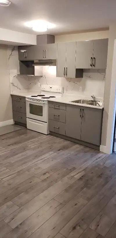 $1300 - Ground Level Bachelor Suite (Studio) for Rent (Surrey)