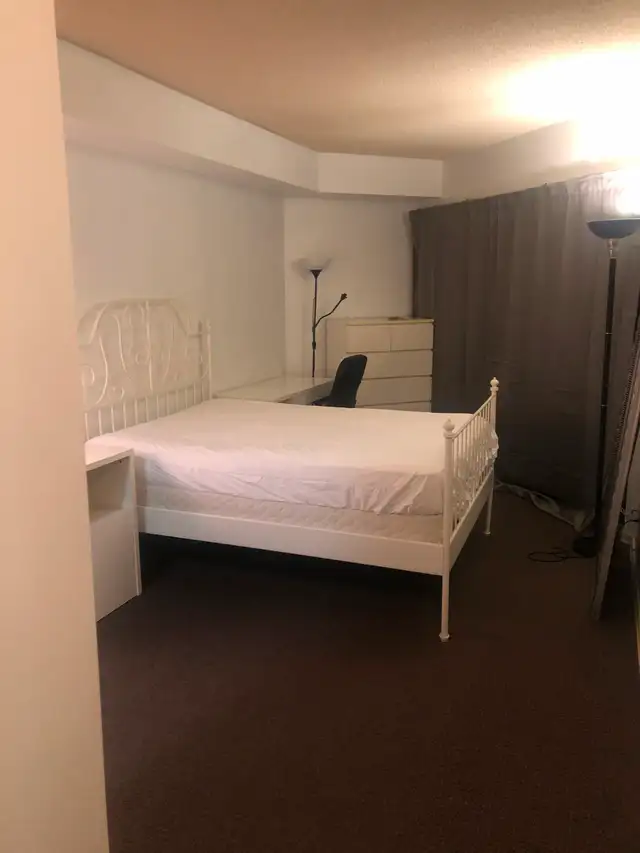 Furnished Room for Rent - Mater Bedroom - Downtown Toronto - Photo 8