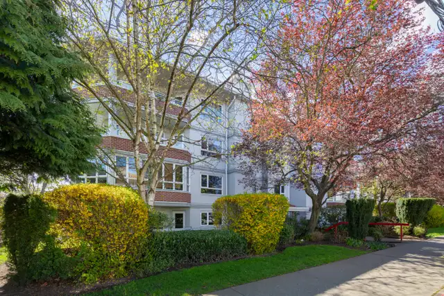 Spacious 2 Bed Condo for Sale in Oak Bay