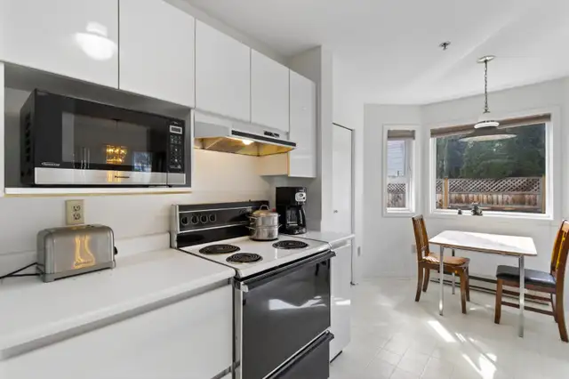 Spacious 2 Bed Condo for Sale in Oak Bay - Photo 3