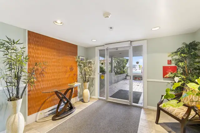Spacious 2 Bed Condo for Sale in Oak Bay - Photo 4