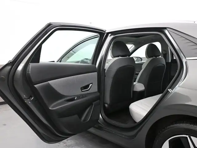 2022 Hyundai Elantra Ultimate Tech Leather, Sunroof, Apple/Andro - Photo 19