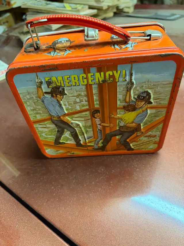 Vintage 1973 Emergency Lunch Box with Thermos - Photo 2
