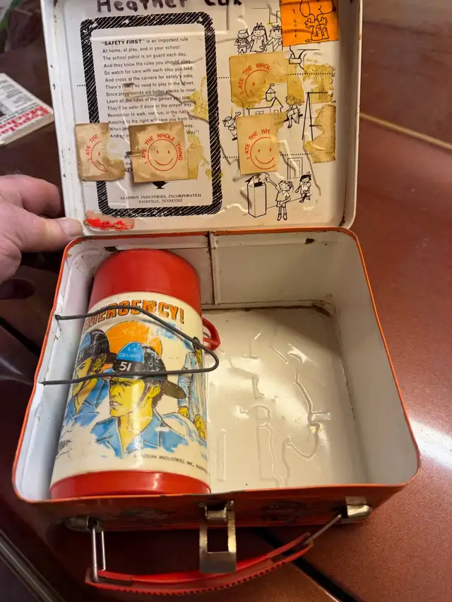 Vintage 1973 Emergency Lunch Box with Thermos - Photo 3