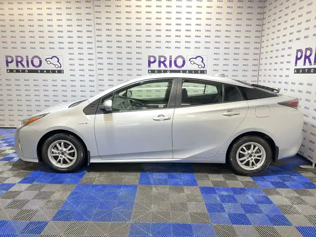 2016 Toyota Prius - Photo 2