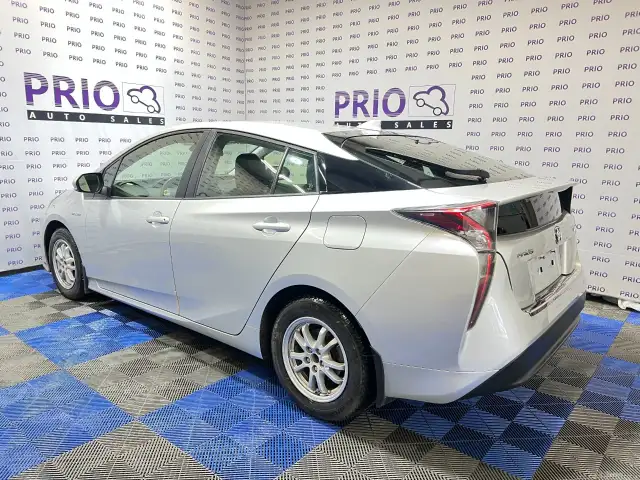 2016 Toyota Prius - Photo 3