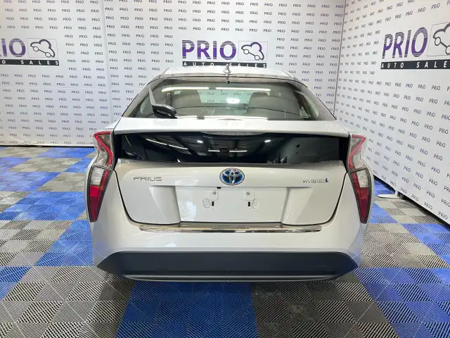 2016 Toyota Prius - Photo 4