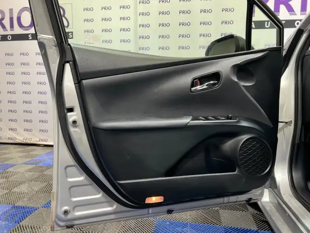 2016 Toyota Prius - Photo 9
