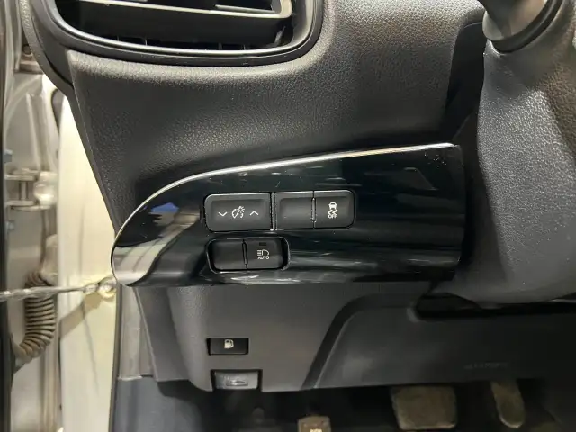 2016 Toyota Prius - Photo 12