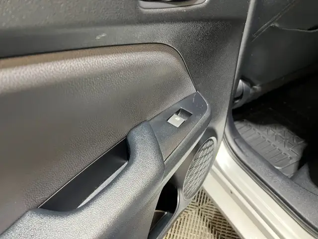 2016 Toyota Prius - Photo 16