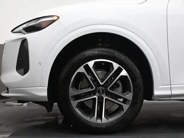 2025 Audi Q5 PROGRESSIVE AWD | SUNROOF | NAVIGATION LOW ,MILEAGE - Photo 4