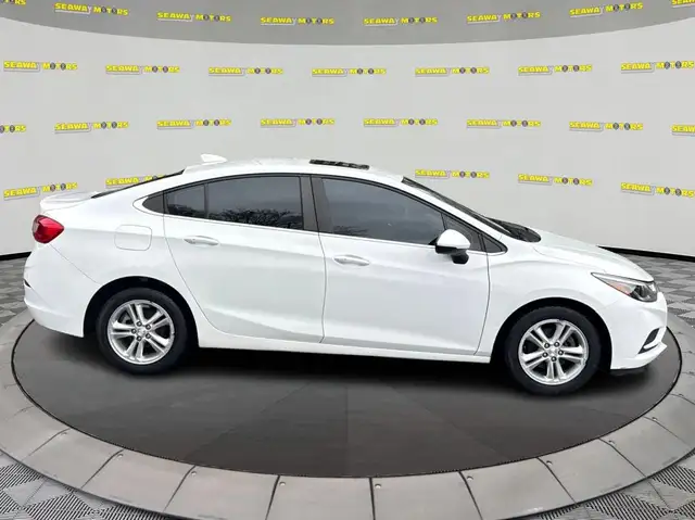 2017 Chevrolet Cruze LT - Photo 2