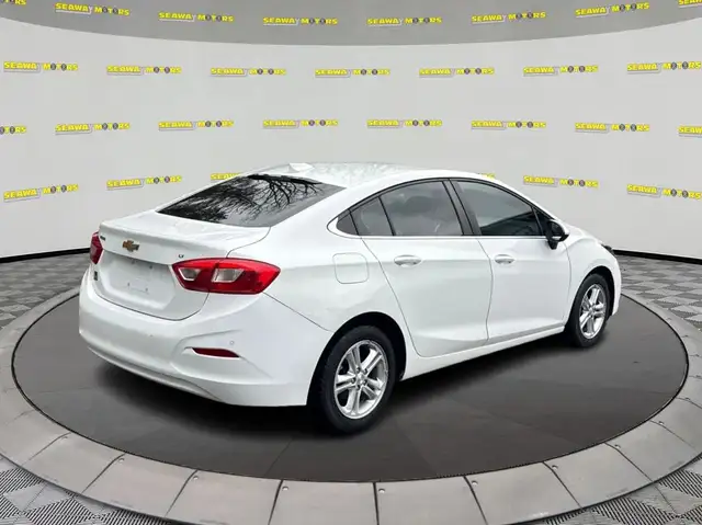 2017 Chevrolet Cruze LT - Photo 3