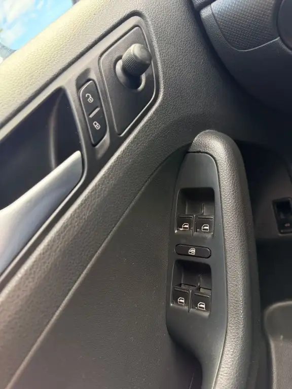 2013 Volkswagen Jetta Sedan 4dr 2.5L Sportline - Photo 18