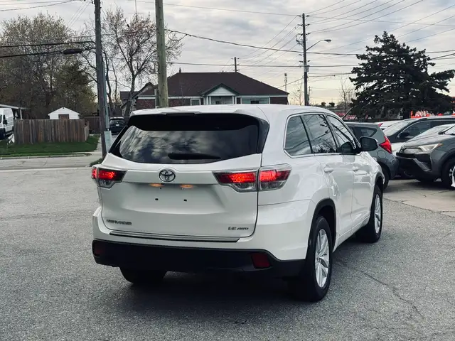 2015 Toyota Highlander AWD 4dr LE - Photo 4