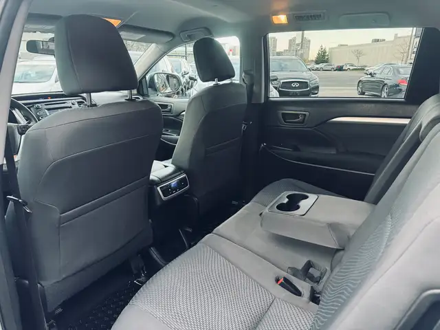 2015 Toyota Highlander AWD 4dr LE - Photo 8