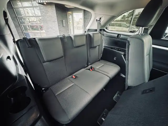 2015 Toyota Highlander AWD 4dr LE - Photo 9