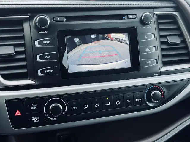 2015 Toyota Highlander AWD 4dr LE - Photo 12