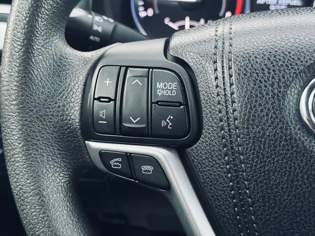 2015 Toyota Highlander AWD 4dr LE - Photo 16