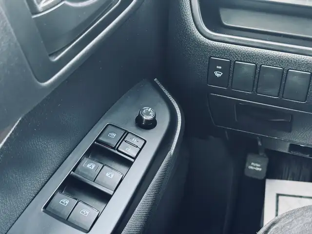 2015 Toyota Highlander AWD 4dr LE - Photo 17
