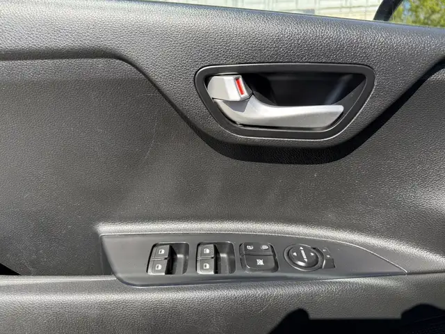 2018 Kia Rio Hatchback - Photo 16