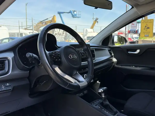 2018 Kia Rio Hatchback - Photo 17